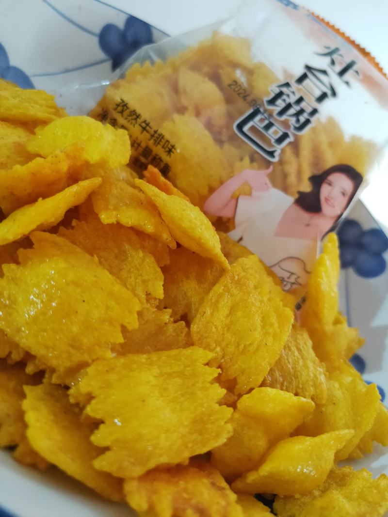 灶台锅巴膨化食品休闲食品小食品小零食孜然牛排味。