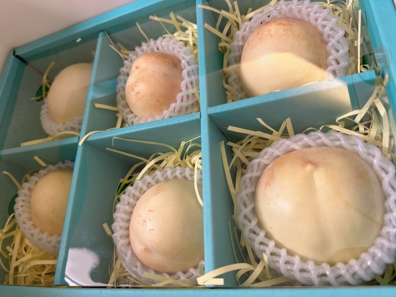 蜜露桃精品礼盒与线上销售发货现场,体现其高端定位与流通效率 蜜露桃包装与销售场景