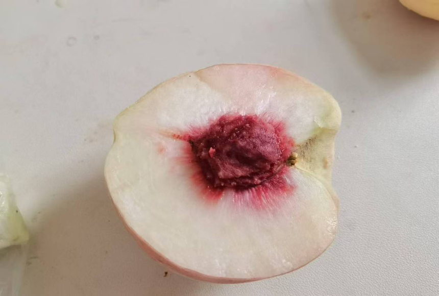 桃子与去皮后的对比图