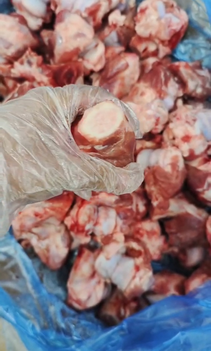 多肉中骨节，价格**便宜，带肉率高，产品新鲜，手续齐全…