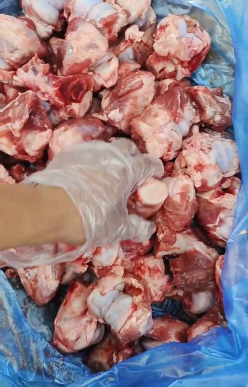 多肉中骨节，价格**便宜，带肉率高，产品新鲜，手续齐全…