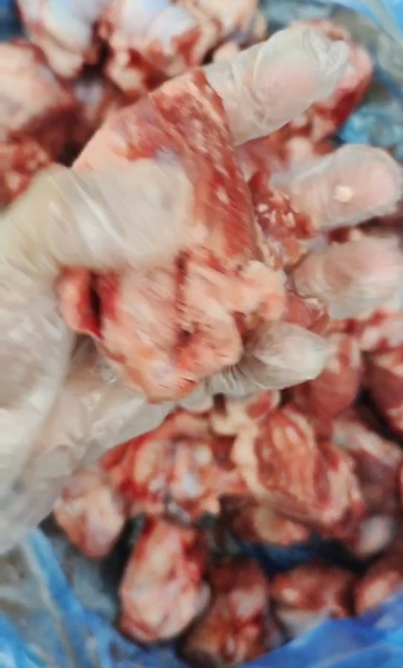 多肉中骨节，价格**便宜，带肉率高，产品新鲜，手续齐全…