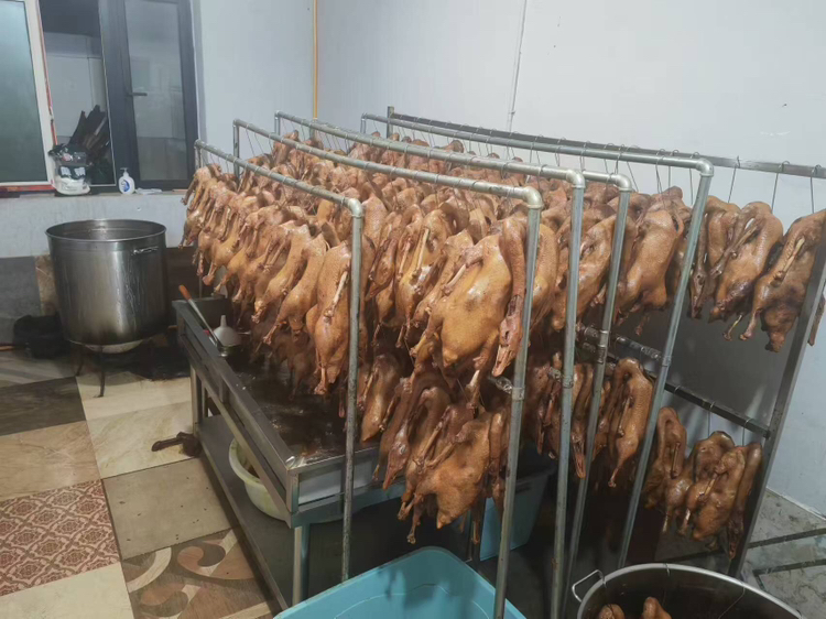 姜母鹅炖煮过程图