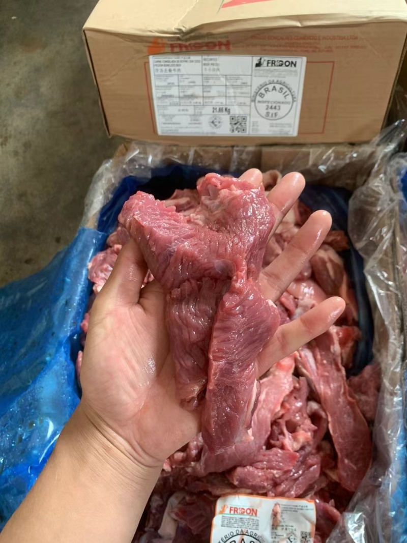 牛碎肉，小牛肉块瘦度高，大小均匀，肉馅烤串均可