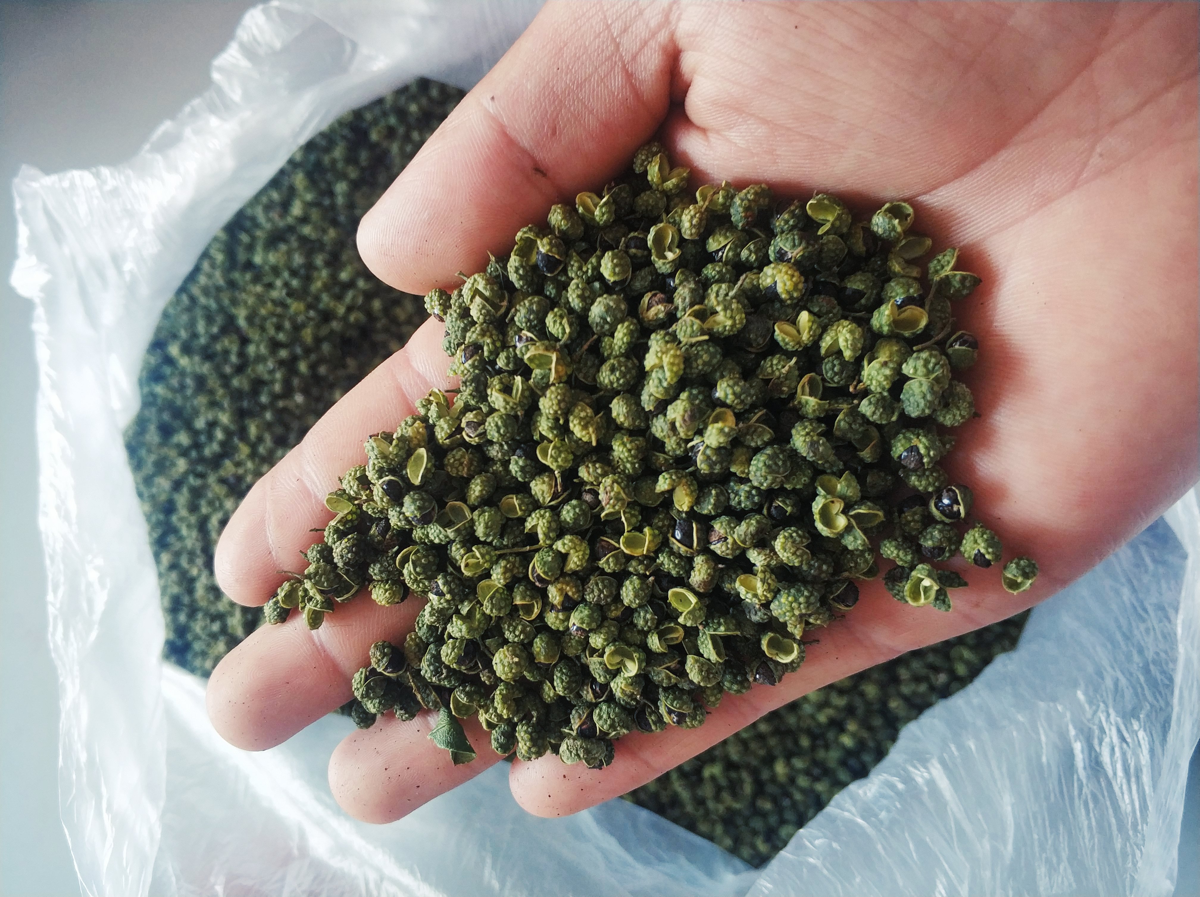 厨房中现磨黑胡椒的场景