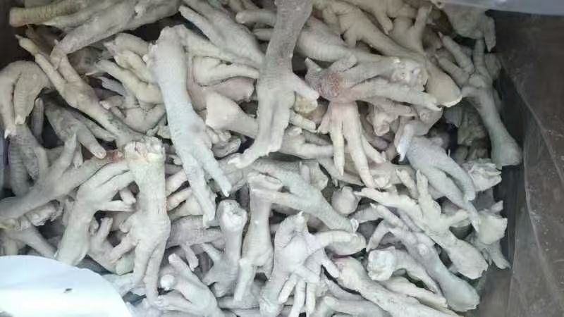 展示两个密封盒,一个标注冷藏,一个标注冷冻,内部泡椒凤爪状态对比清晰 泡椒凤爪冷藏与冷冻对比图