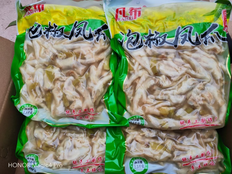 无骨鸡爪，有骨鸡爪(柠檬，泡椒，蒜香:)三种口味江湖地摊
