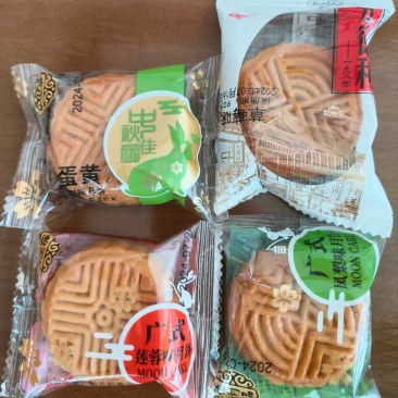 散装称重小月饼，水果味与蛋黄味齐全
