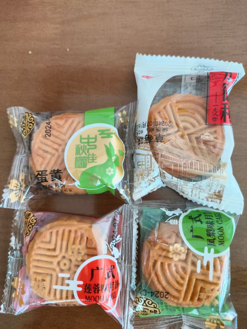 散装称重小月饼，水果味与蛋黄味齐全