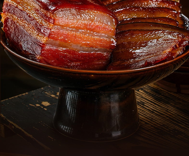 平菇炒腊肉摆盘图