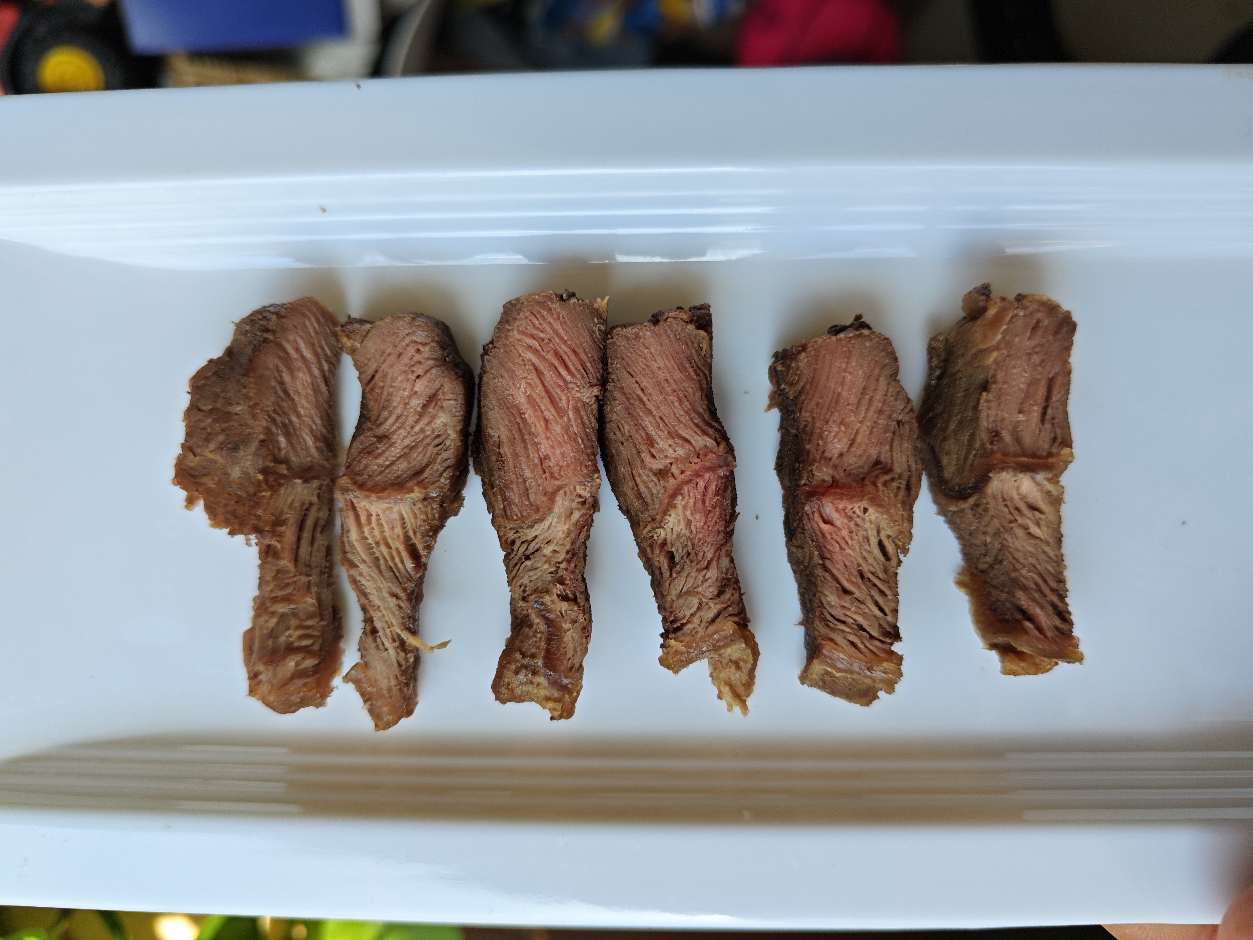 烤盘上的牛肉粒与蒜片一同烘烤