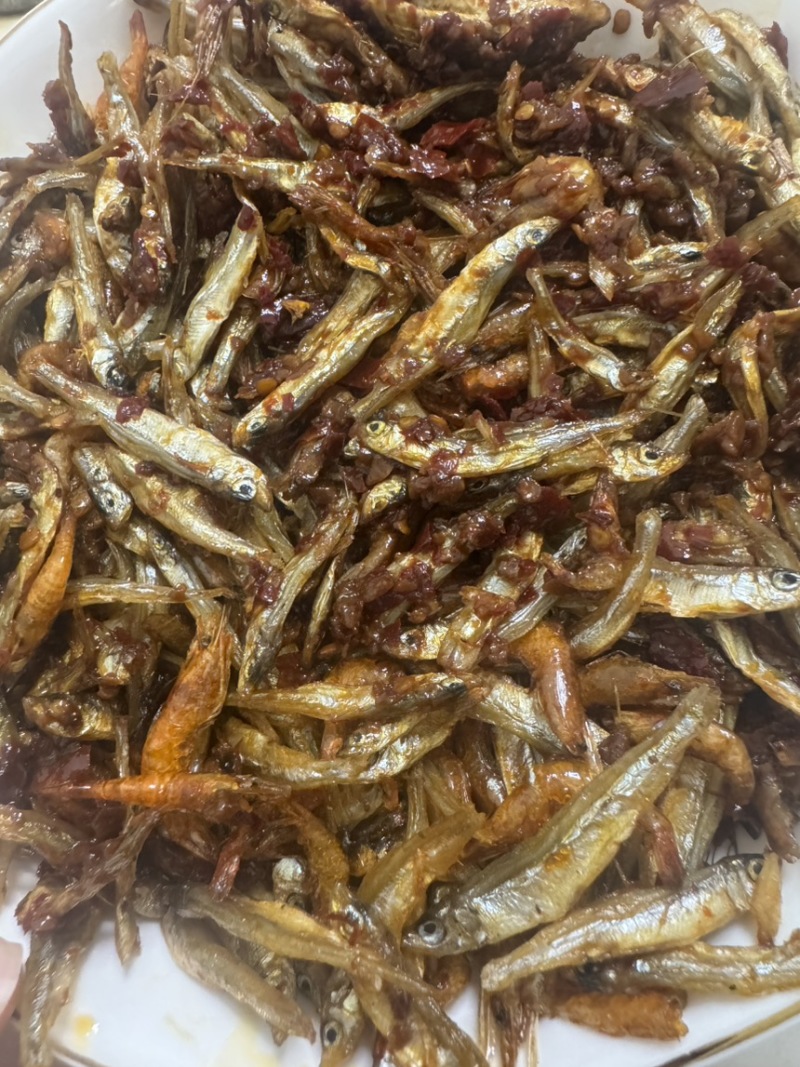 香辣味小鱼拌小虾，下饭菜。开袋即食，口感鲜香。