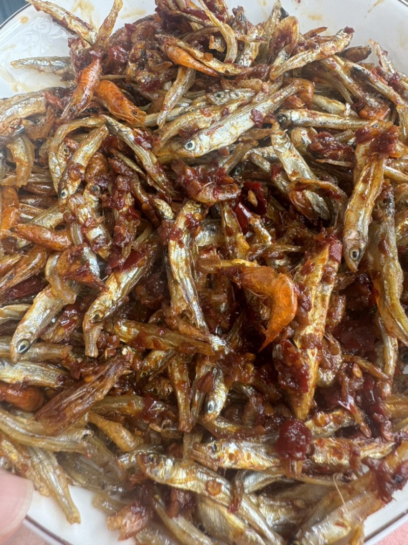 香辣味小鱼拌小虾，下饭菜。开袋即食，口感鲜香。