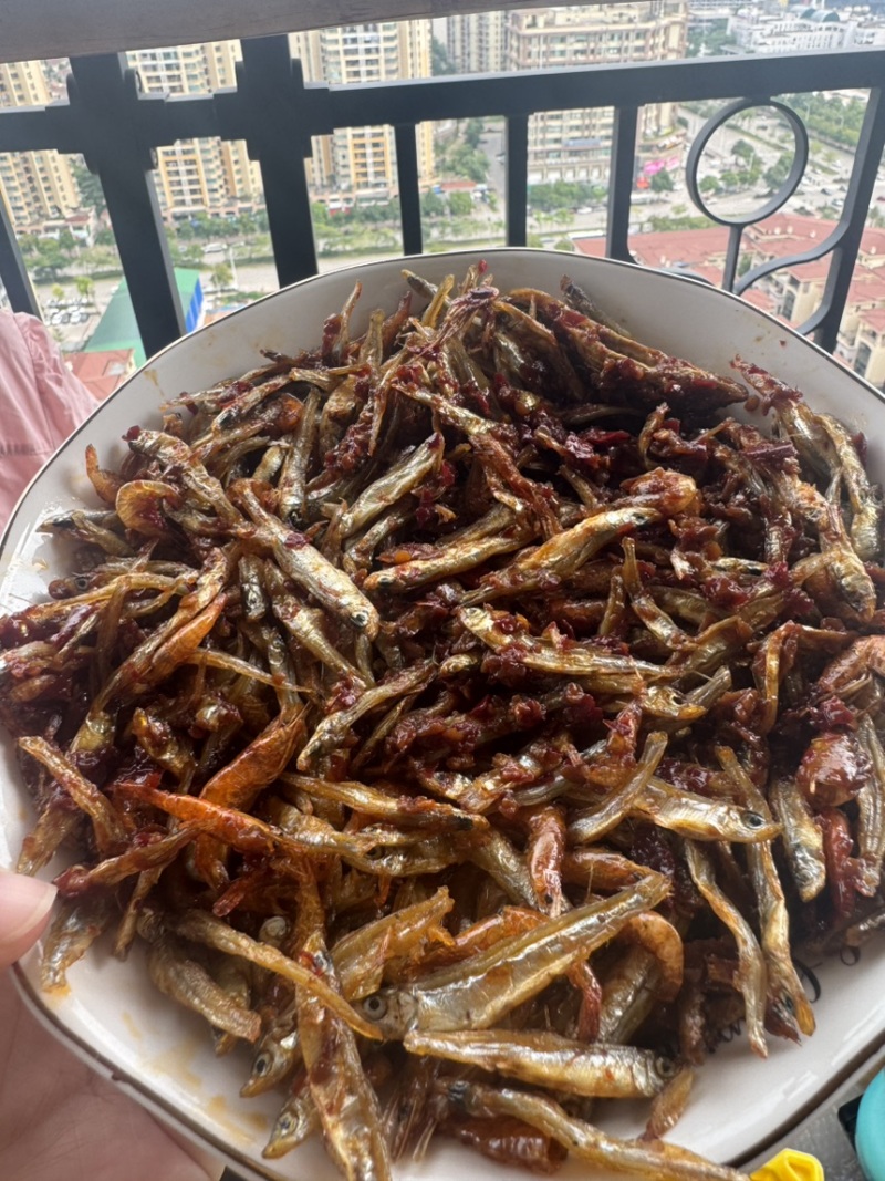 香辣味小鱼拌小虾，下饭菜。开袋即食，口感鲜香。