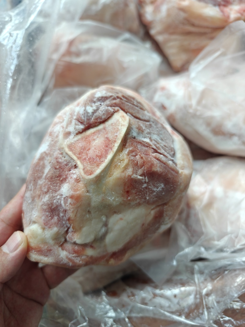 猪前肘，新货速冻，带肉率高，颜色鲜亮