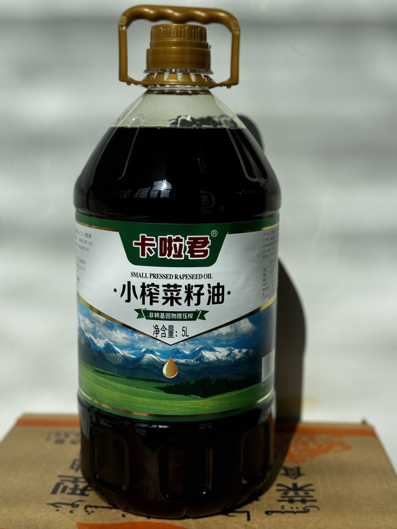 新疆菜籽油纯物理压榨，不含任何防腐剂，原汁原味，香味浓郁