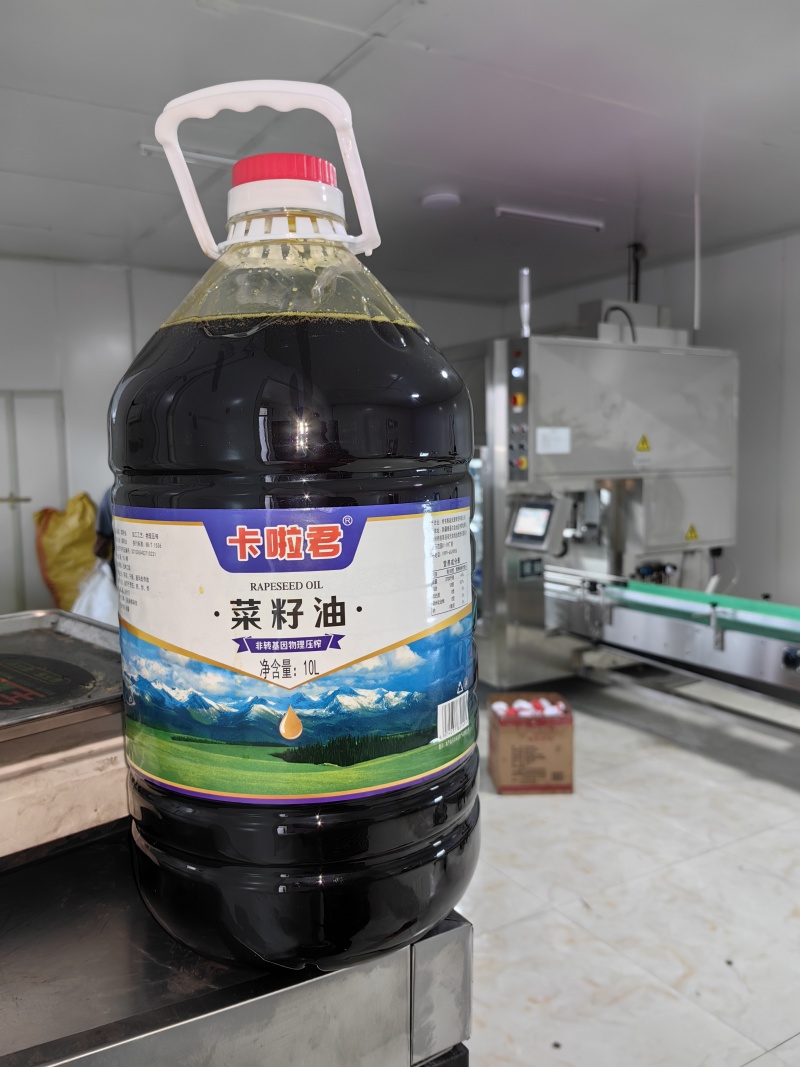新疆菜籽油纯物理压榨，不含任何防腐剂，原汁原味，香味浓郁