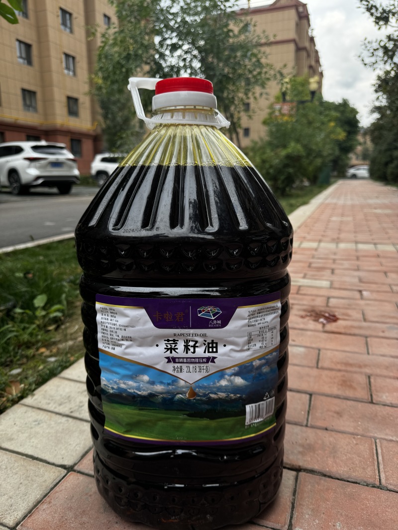 新疆菜籽油纯物理压榨，不含任何防腐剂，原汁原味，香味浓郁