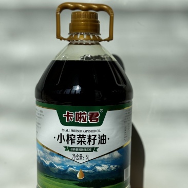 新疆菜籽油纯物理压榨，不含任何防腐剂，原汁原味，香味浓郁