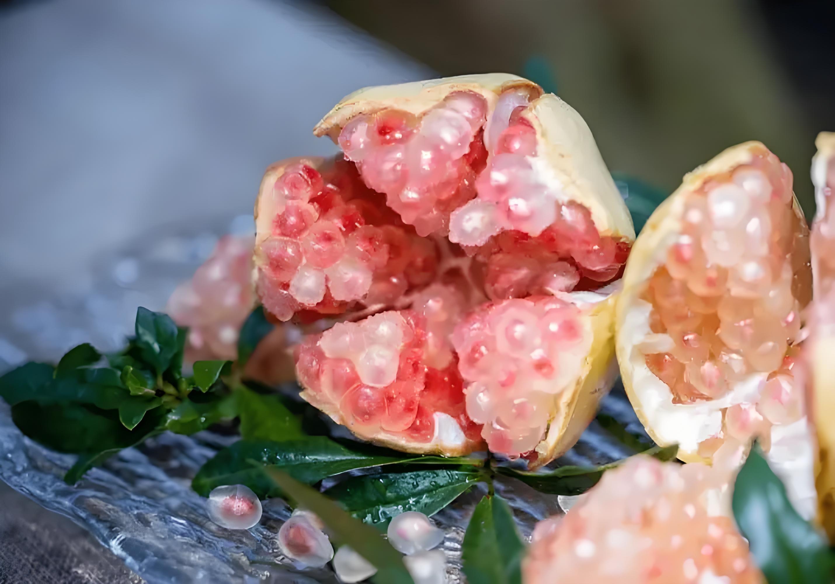 石榴切开展示果粒特写