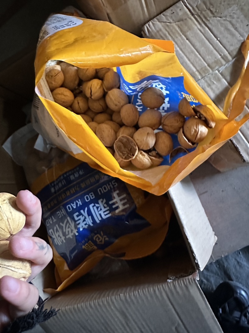 手剥烤核桃