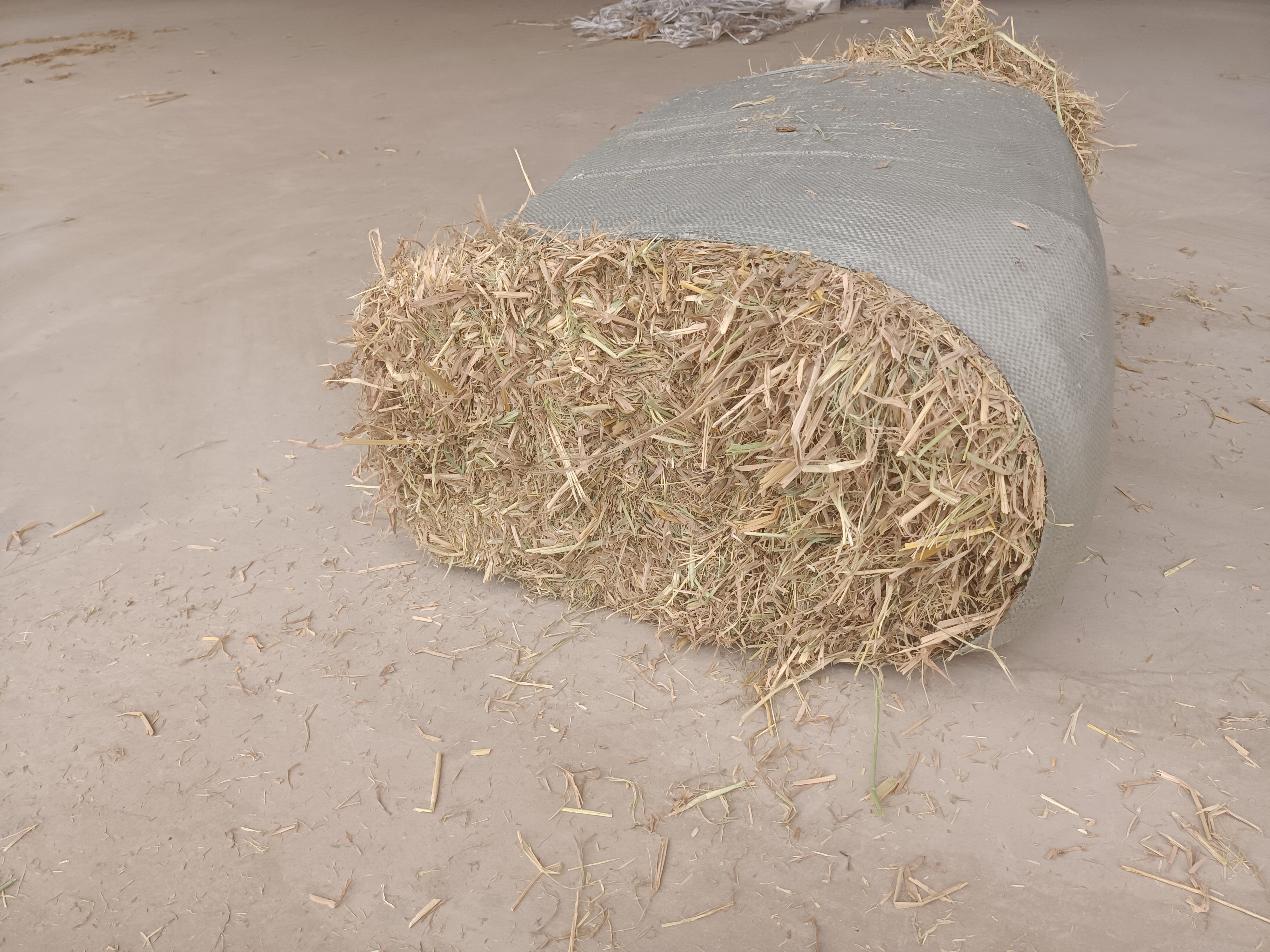 丙草胺除草剂包装与水稻田对比图