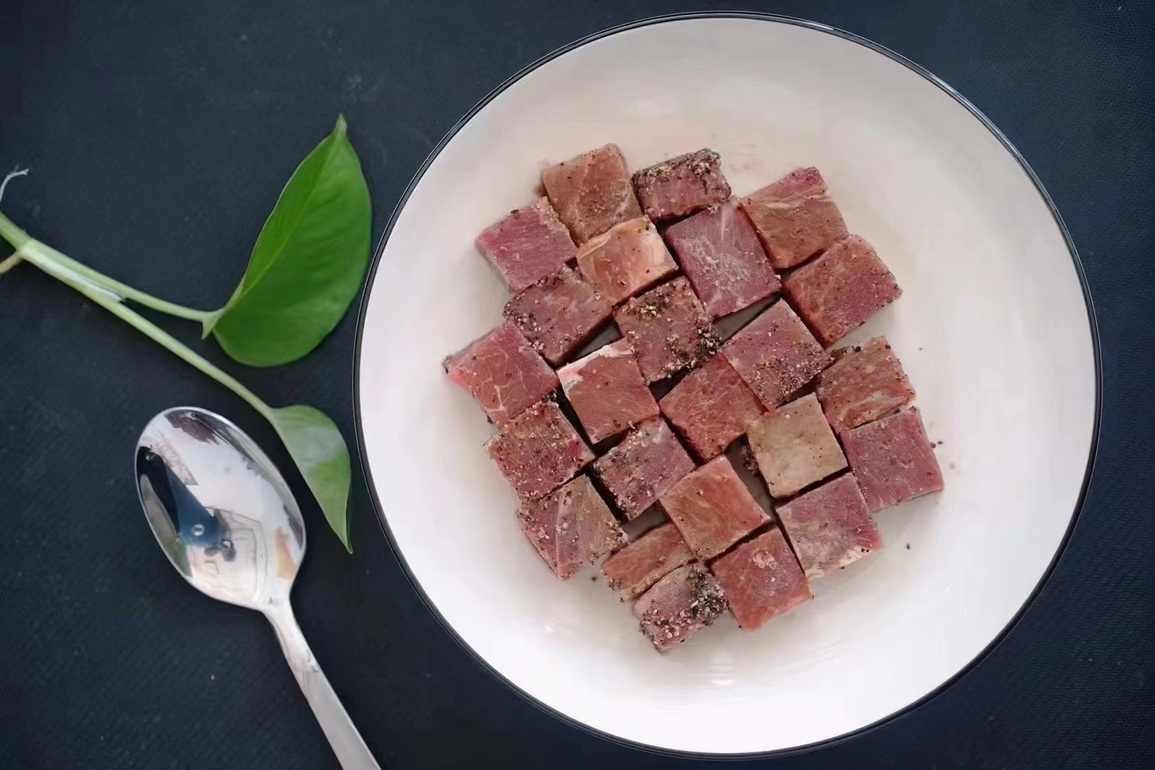 牛肉切粒与黑胡椒对比图