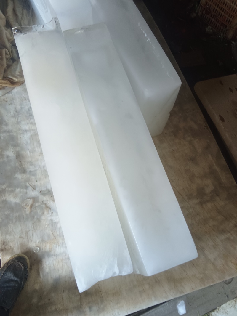 新鲜冰块，保持食品新鲜，快速送达，质量保证。