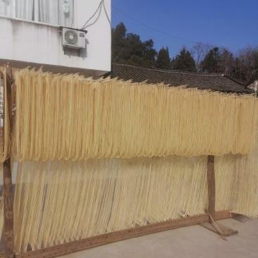 纯手工制作的面条。口感独特，吃了忘不掉