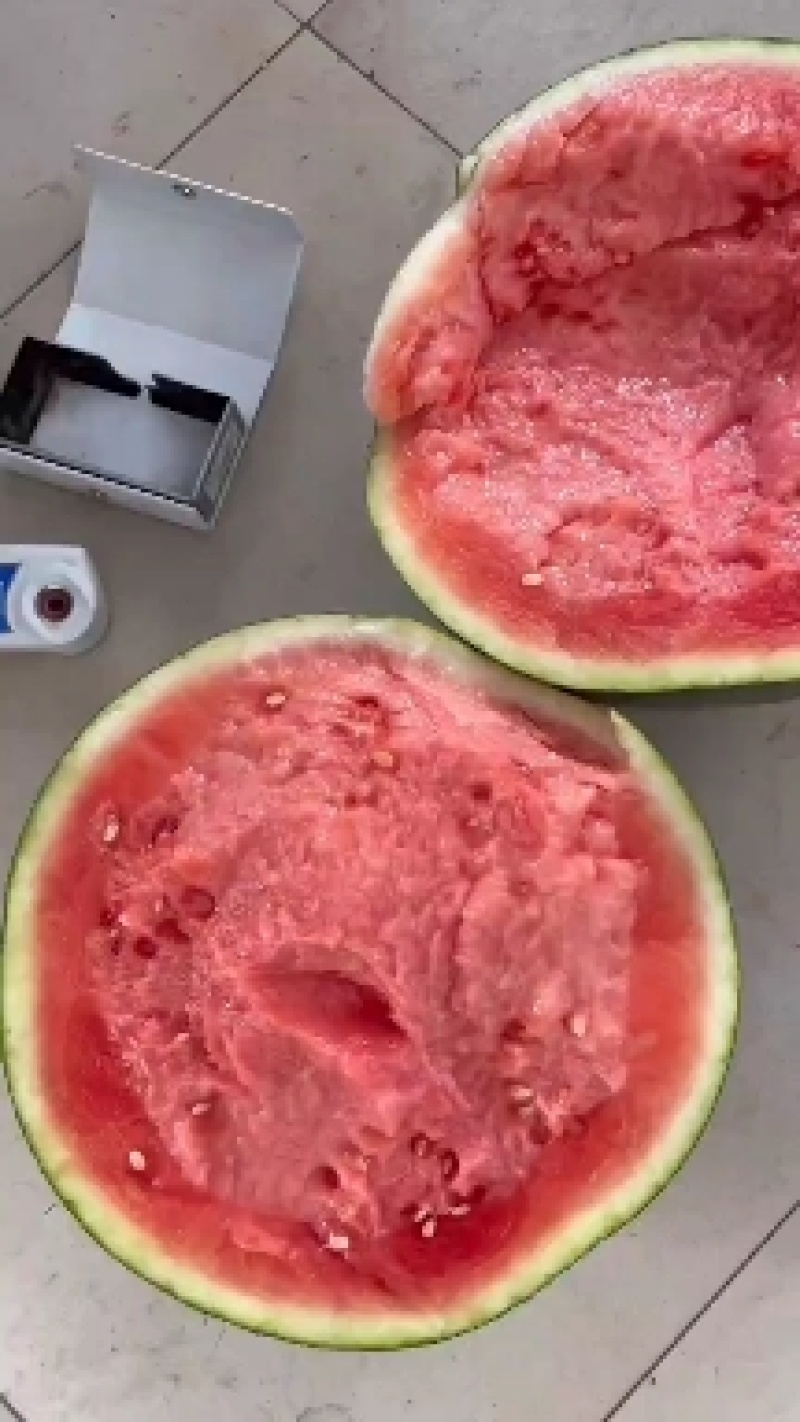西瓜无籽西瓜大量供应皮薄耐运输大红瓤一手货源