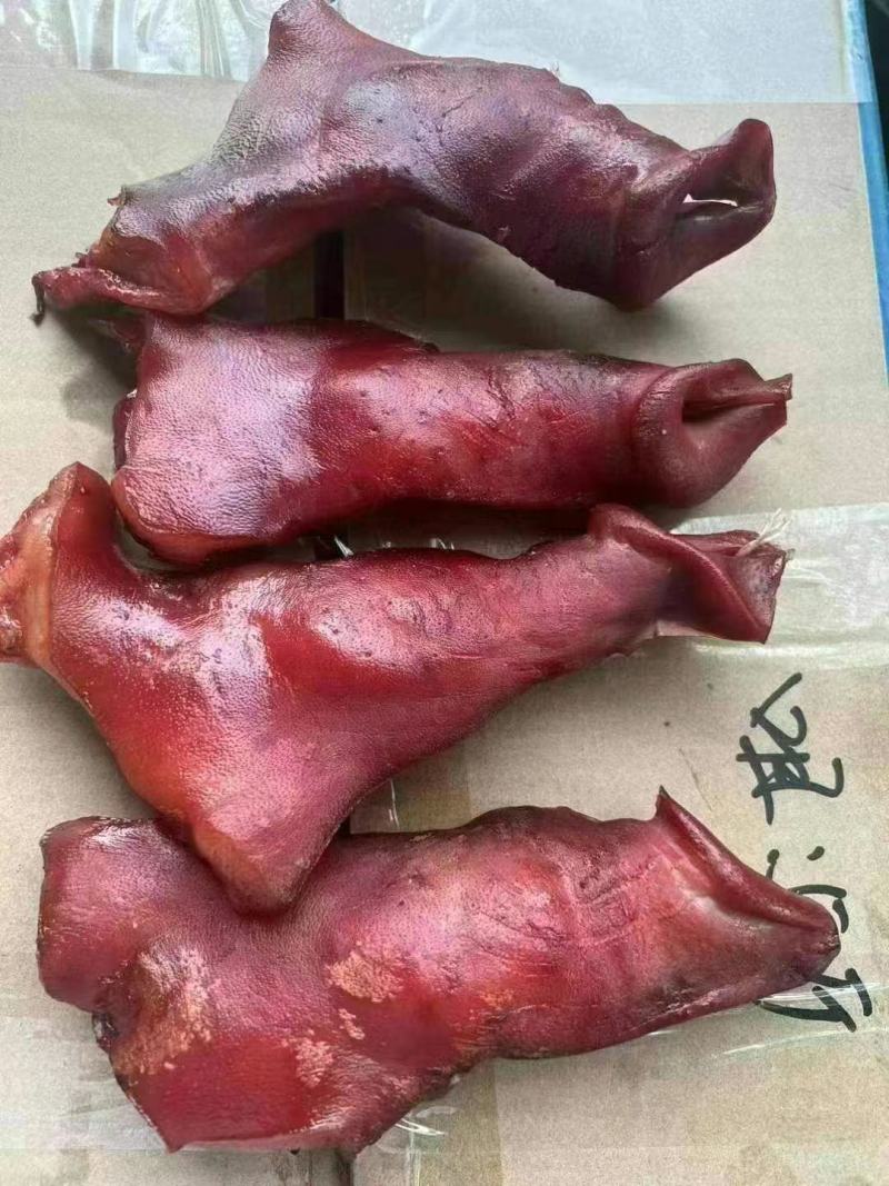 烟熏腊拱嘴，颜色漂亮，干度好，味道香一件50斤