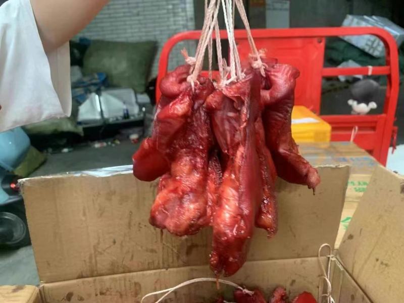 烟熏腊拱嘴，颜色漂亮，干度好，味道香一件50斤
