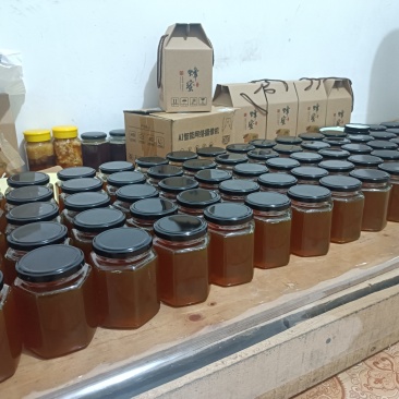 百花土蜂蜜一年只取一次，不经加工产于陇南康县白杨镇靴坝村