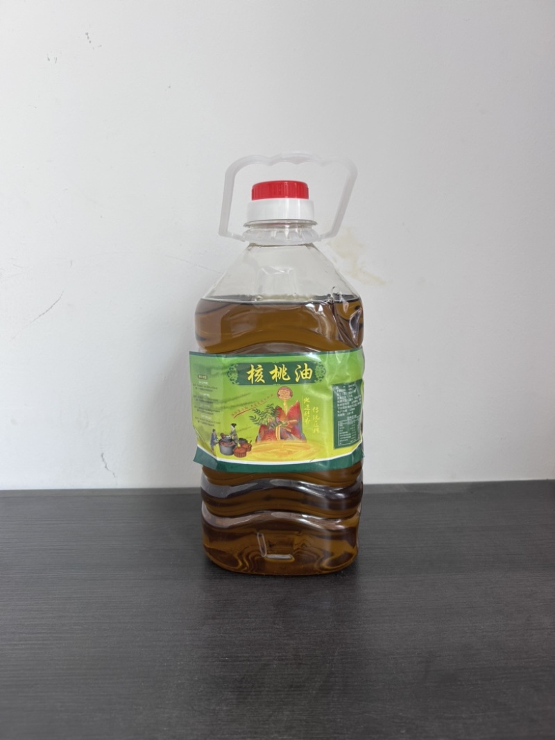 云南鲜榨高山老树核桃油，10斤装/瓶（量大可优惠）