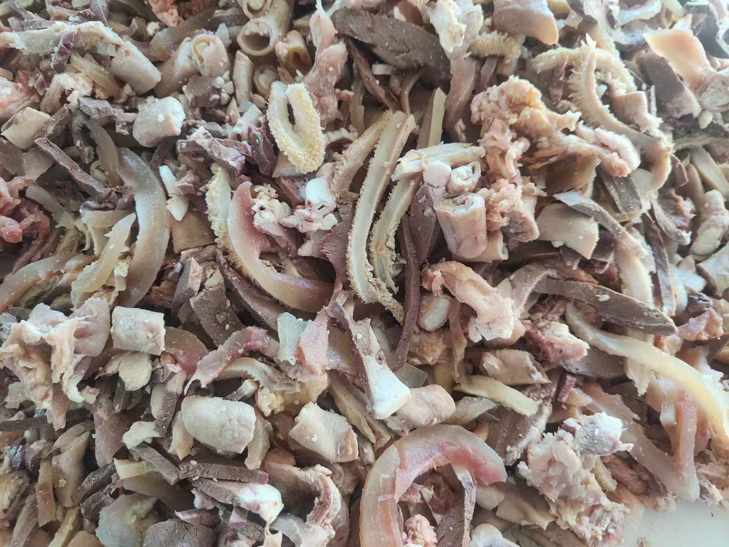生红薯与熟红薯营养对比信息图：左侧标注“生食优势项”含花青素保留率100%、VC含量28.6mg/100g、丁酸产量42.3mmol/kg；右侧“熟食优势项”含β-胡萝卜素释放率+210%、钙吸收率+65%、胰蛋白酶抑制剂消除率100%；中央警示图标强调“三类禁食人群”