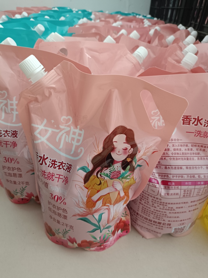洗衣液香水味儿去污去渍不留痕护衣护色不伤手