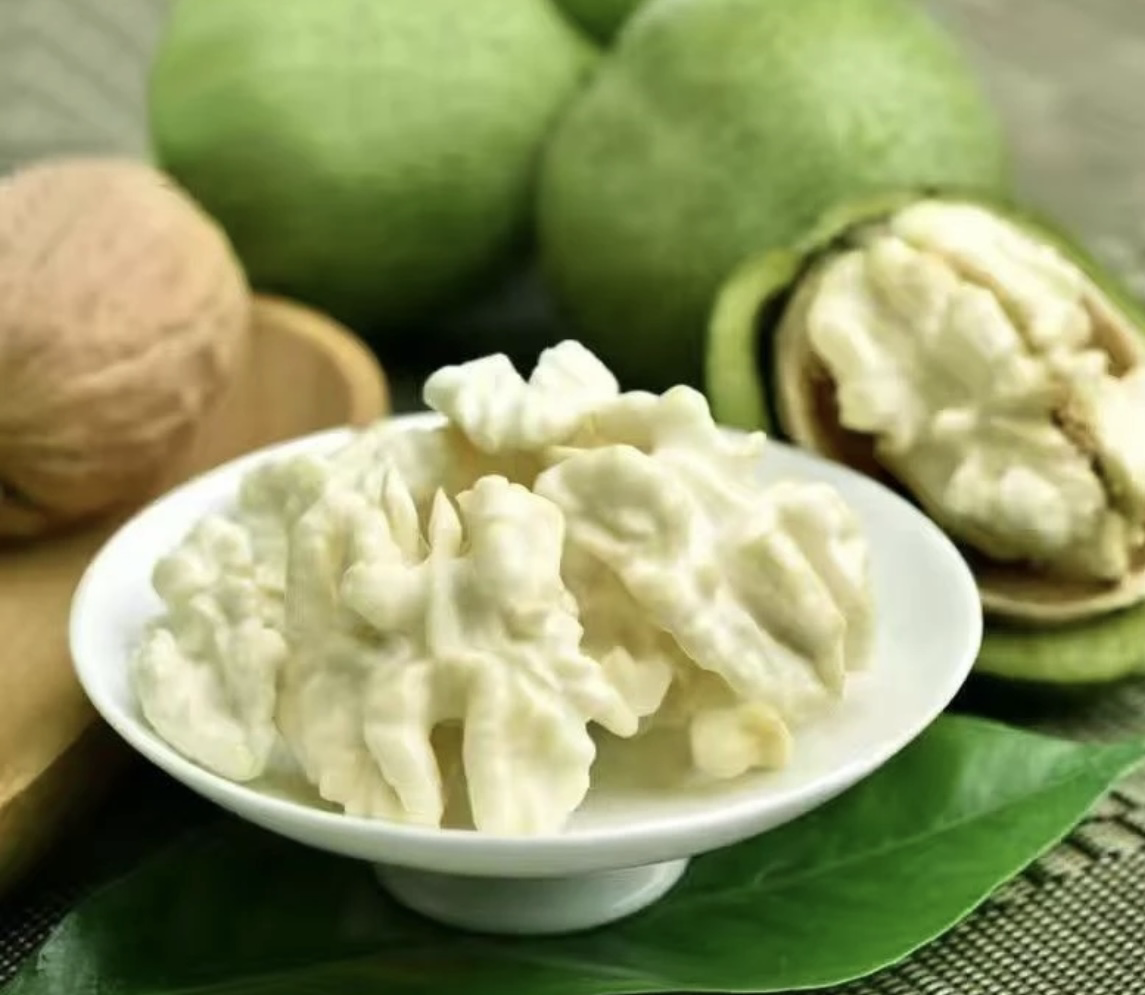 展示未经处理与经过清洗、漂白处理后的核桃仁对比图,突出颜色变化 核桃加工前后的对比图