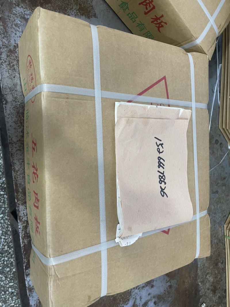 带皮五花肉，一箱40到50斤，一箱3片