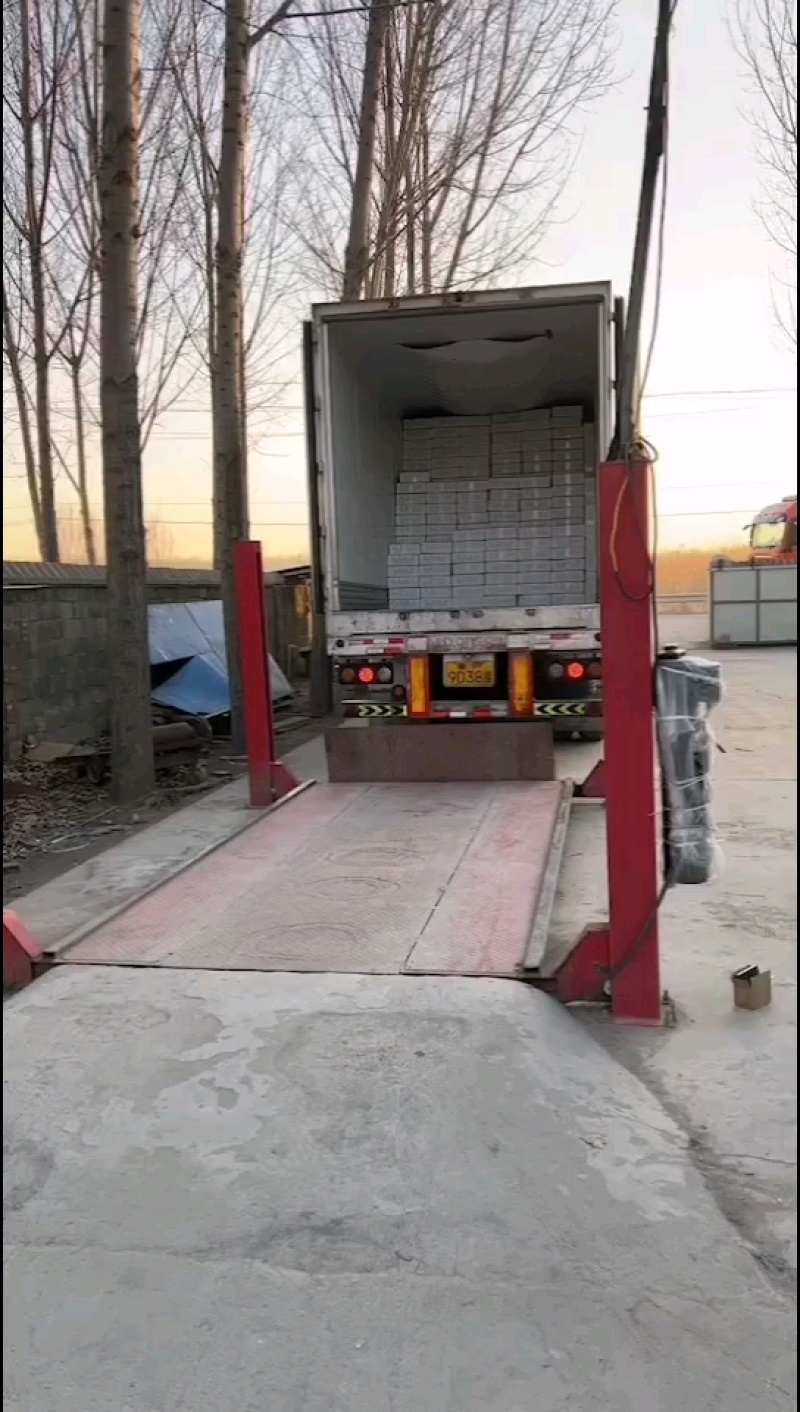 乌鸡白条，正在热销中，规格齐全，需要的话可以随时联系我
