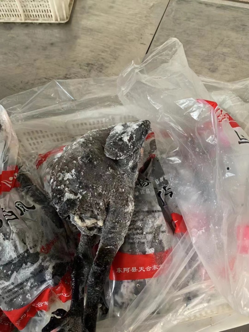 乌鸡白条，正在热销中，规格齐全，需要的话可以随时联系我