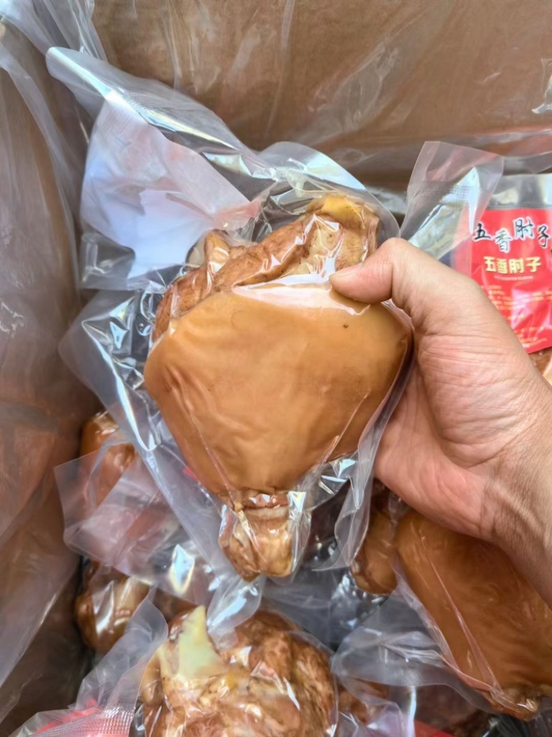 五香前肘子，颜色鲜亮，肥而不腻肉质软糯，包桌流动席餐饮店