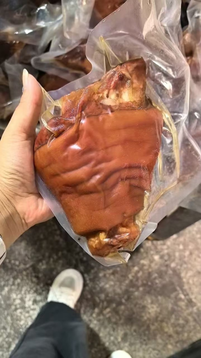 五香前肘子，颜色鲜亮，肥而不腻肉质软糯，包桌流动席餐饮店