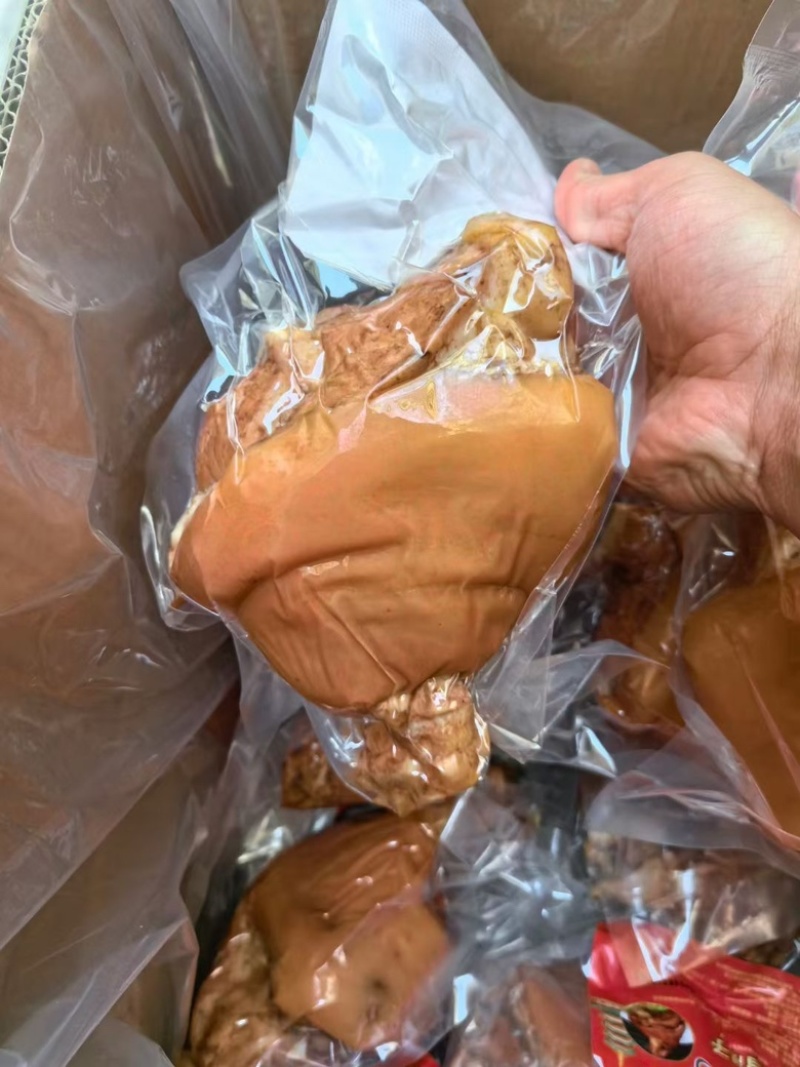 五香前肘子，颜色鲜亮，肥而不腻肉质软糯，包桌流动席餐饮店
