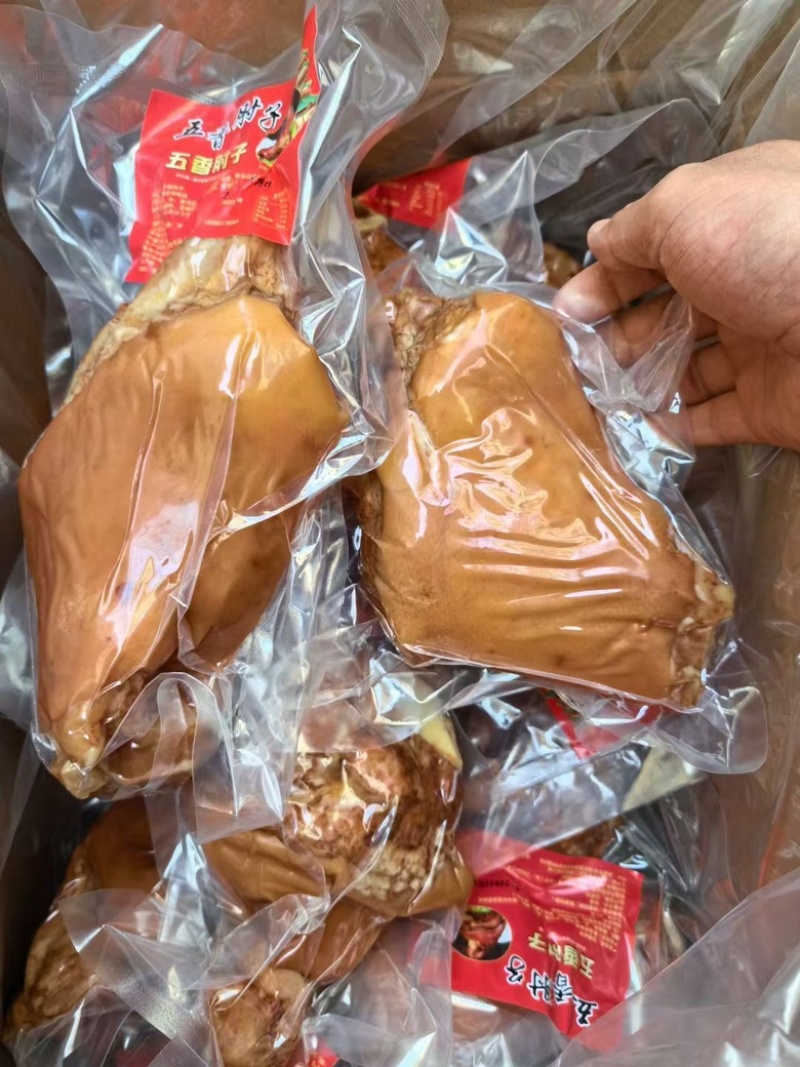 五香前肘子，颜色鲜亮，肥而不腻肉质软糯，包桌流动席餐饮店