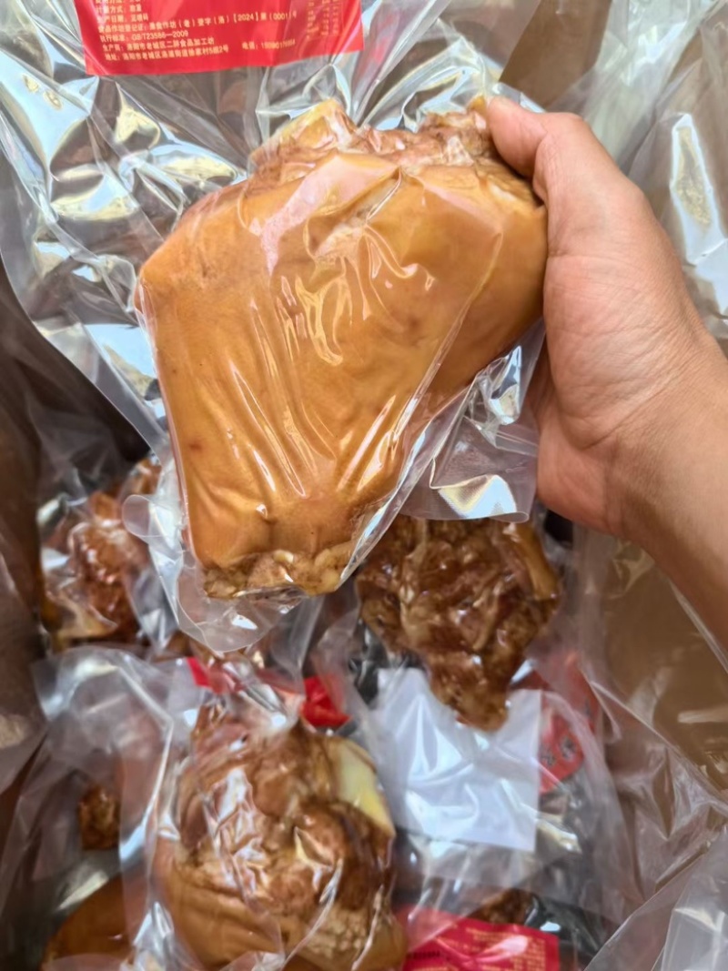 五香前肘子，颜色鲜亮，肥而不腻肉质软糯，包桌流动席餐饮店