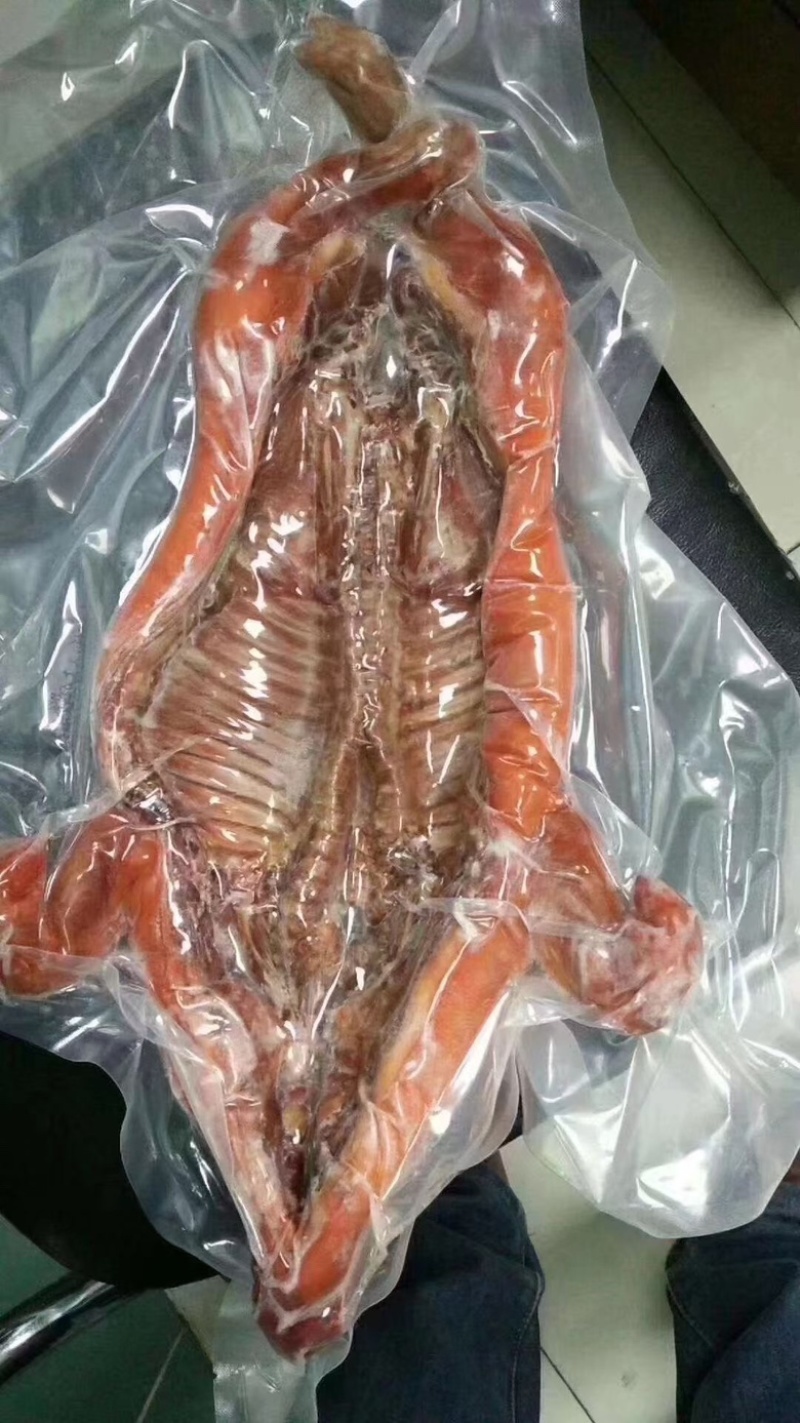 整只烤乳猪脆皮乳猪酒店半成品脆皮小香猪加热即食