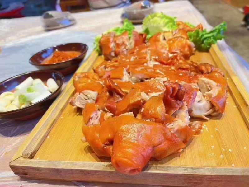 整只烤乳猪脆皮乳猪酒店半成品脆皮小香猪加热即食