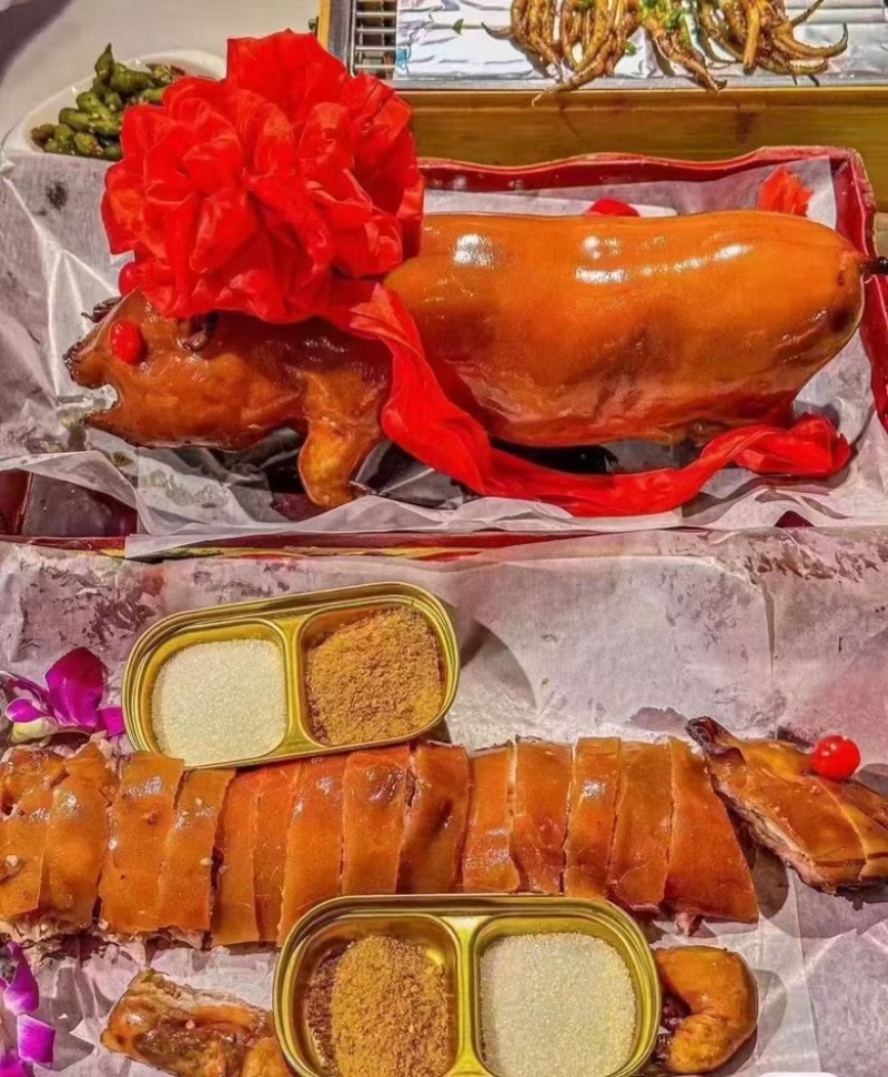 整只烤乳猪脆皮乳猪酒店半成品脆皮小香猪加热即食