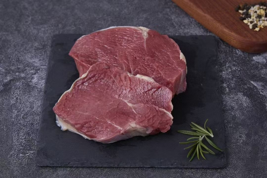 削皮处理后的黄瓜食材图