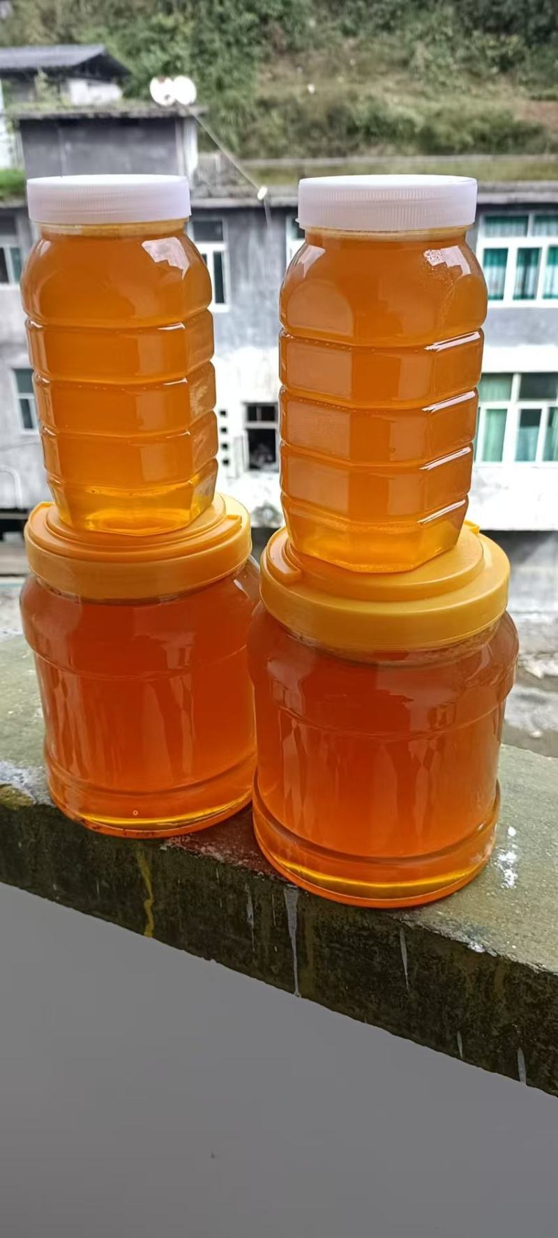 农家正宗土蜂蜜，品质保证货源充足欢迎下单包邮到家哦！